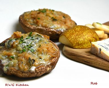 Pieczarki portobello faszerowane serem pleśniowym i gruszką z dodatkiem cząbru