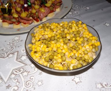 Sałatka z groszkiem i kukurydzą