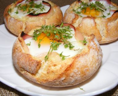 Bułeczki zapiekane z serem, szynką i jajkiem z rzeżuchą
