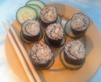 Domowe sushi z ogórkiem