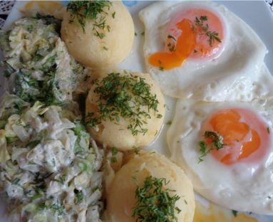Jaja sadzone, ziemniaki i sałata lodowa w śmietanie
