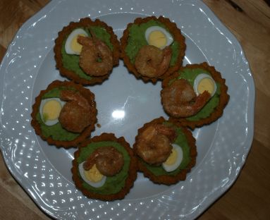 babeczki kruche z pastą z zielonego groszku, jajkiem przepiórczym i krewetką w tempurze