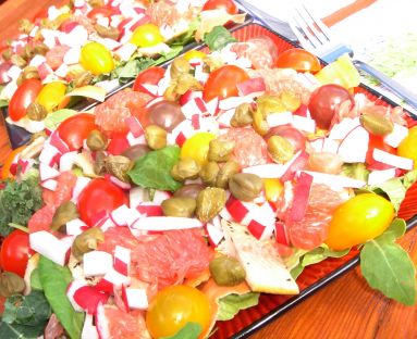 Sałatka z pstrągiem, kaparami i pomidorkami