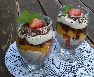 Deser jogurtowy z owocami i nasionami chia