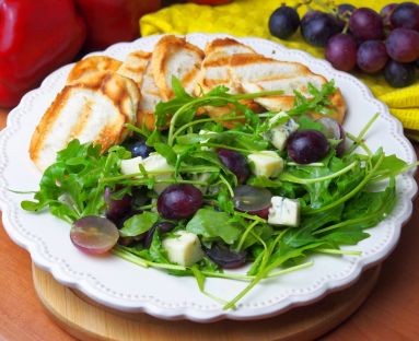 Sałatka z rukolą, winogronem i serem gorgonzola