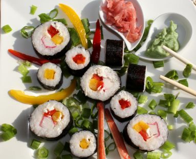 Sushi maki z papryką i paluszkami surimi