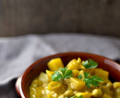 Zielone curry z groszkiem i ziemniakami
