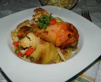 Zapiekanka ziemniaczano-warzywna z pałkami z kurczaka