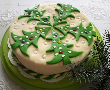 Tort świąteczny z zielonymi cukrowymi choinkami