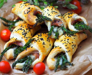Szparagi z szynką parmeńską i gorgonzolą w cieście francuskim