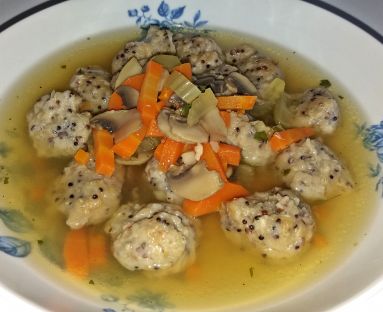 zupa  a'la rosół z kładzionymi kluskami z komosą ryżową