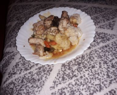 Kalafior w sosie chińskim z kawałkami kurczaka