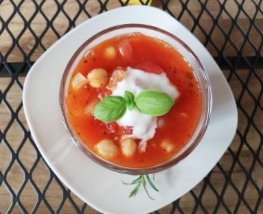 Włoska zupa pomidorowa z ciecierzycą