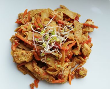 Makaron z kurczakiem i warzywami po tajsku