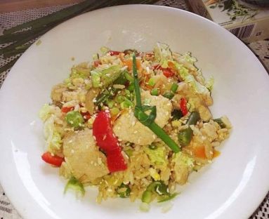 Smażony ryż po chińsku z wieprzowiną i warzywami