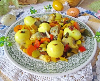 Sałatka jajeczno – śledziowa z warzywami, jabłkiem i suszoną żurawiną