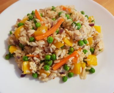 szybki, tani obiad - smażony ryż z jajkiem, kurczakiem i warzywami