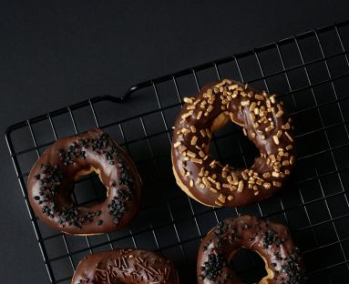 Pieczone donuts z ciasta parzonego w czekoladzie