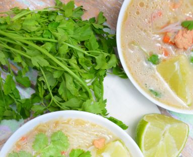 Zupa tajska z łososiem