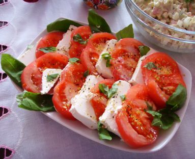 Pomidory z serem feta i bazylią.