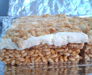 Ciasto Biały  Lion bez pieczenia z dmuchanym ryżem  i orzeszkami BAJECZNIE DOBRE :)