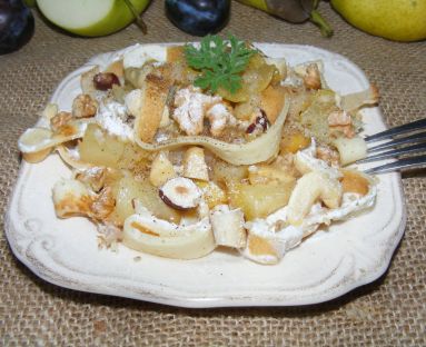 Makaron naleśnikowy z jogurtem oraz aromatycznym jabłkiem i gruszką