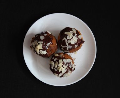 Muffinki "zebra" z polewą czekoladową i migdałami