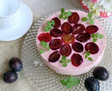 Pianka jogurtowo-śliwkowa na orkiszowym biszkopcie