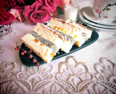 Ciasto biszkoptowe z masa serowo- galaretkową   z brzoskwiniami  i z  makową wkładką