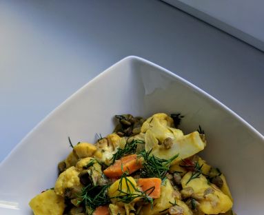 Curry na ostro z soczewicą, ziemniakami i kalafiorem