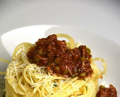 Spaghetti z mięsem i groszkiem