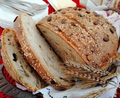 Chleb pszenny na zakwasie pszennym z ziarnami
