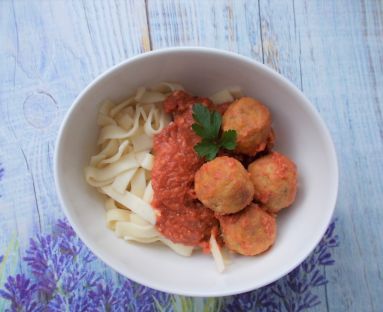 Makaron z pulpecikami i sosem pomidorowym (bez mięsa)