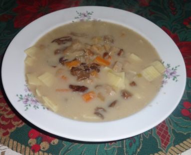 Wigilijna zupa grzybowa z makaronem łazanki.