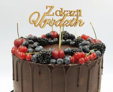 Tort czekoladowy z owocami leśnymi