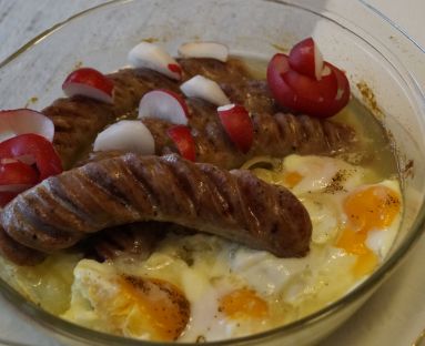 Biała kiełbasa w cebuli z jajkiem