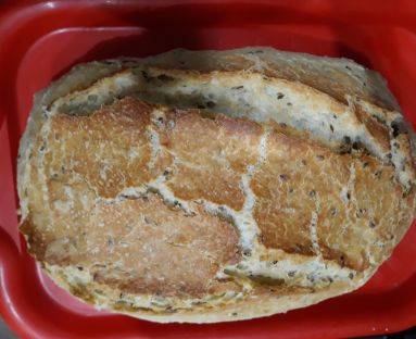Chleb z naczynia żaroodpornego z siemieniem lnianym