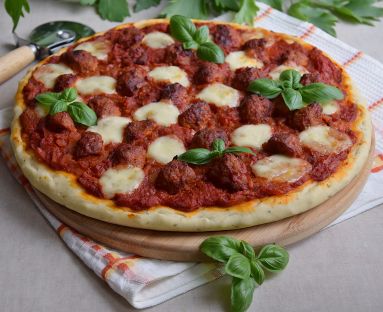 Pomidorowa pizza z klopsikami i mozzarellą