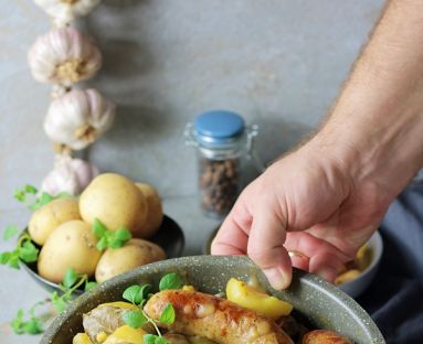 Biała kiełbasa w sosie grzybowym z ziemniakami