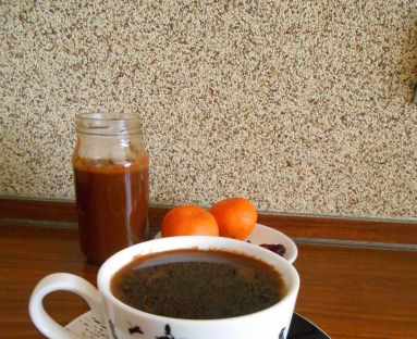 Kawa z domowym korzennym syropem pomarańczowym