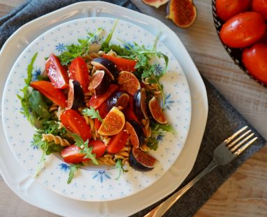 Sałatka z figą, pomidorem i makaronem