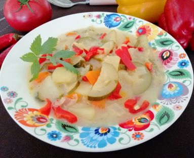 Lekka zupa z cukinii , papryki , kapusty pekińskiej i warzyw korzeniowych