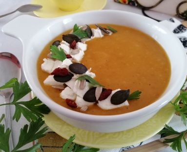 Aromatyczna zupa krem z dyni , ziemniaków i marchewki z serem feta i ziarnami