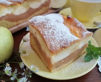 Ciasto ucierane z masą jabłkową i budyniową oprószone cukrem pudrem