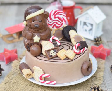 Mocno czekoladowy torcik ze słodyczami na Boże Narodzenie1