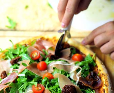 Pizza z szynką parmeńską i pomidorami