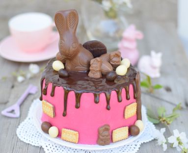 Drip cake z czekoladowym zajączkiem i słodyczami 1