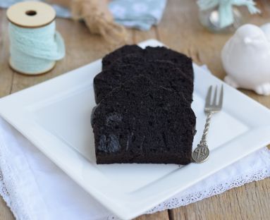 Mocno kakaowe ciasto z suszoną śliwką