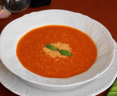 Zupa pomidorowa z lanym ciastem i parmezanem