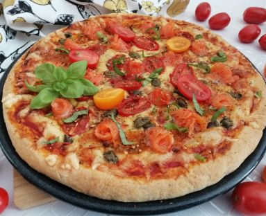 Czubryca zielona w pizzy z serami , pomidorkami i wędzonym pstrągiem